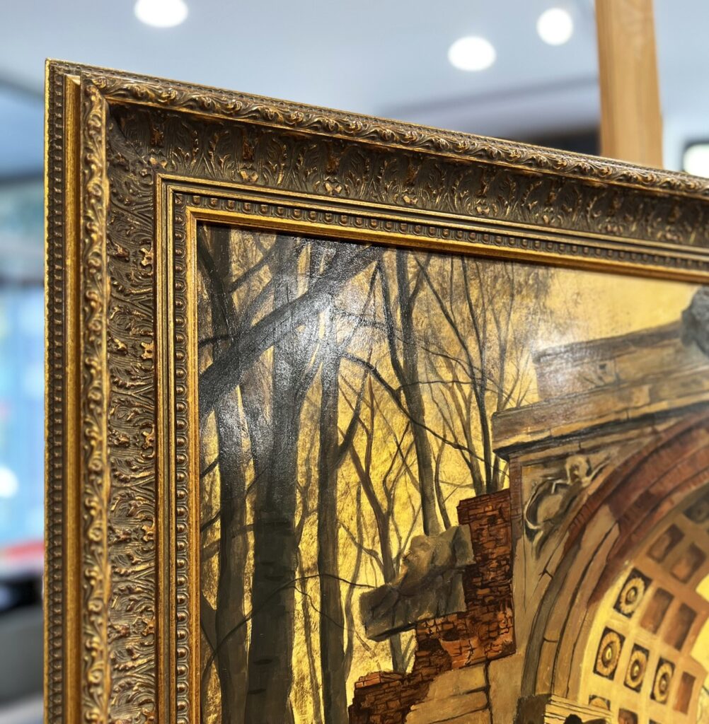Ręcznie zdobiona drewniana rama z eleganckimi ornamentami